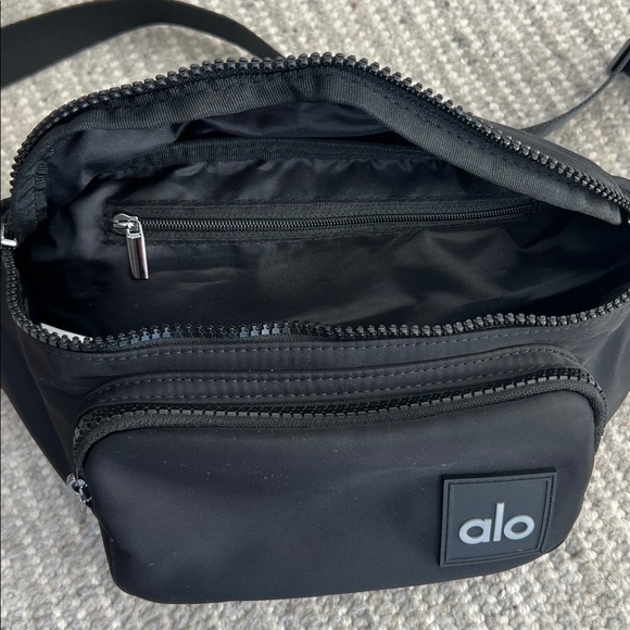 Alo Yoga Explorer fanny pack - Picture 8 of 10